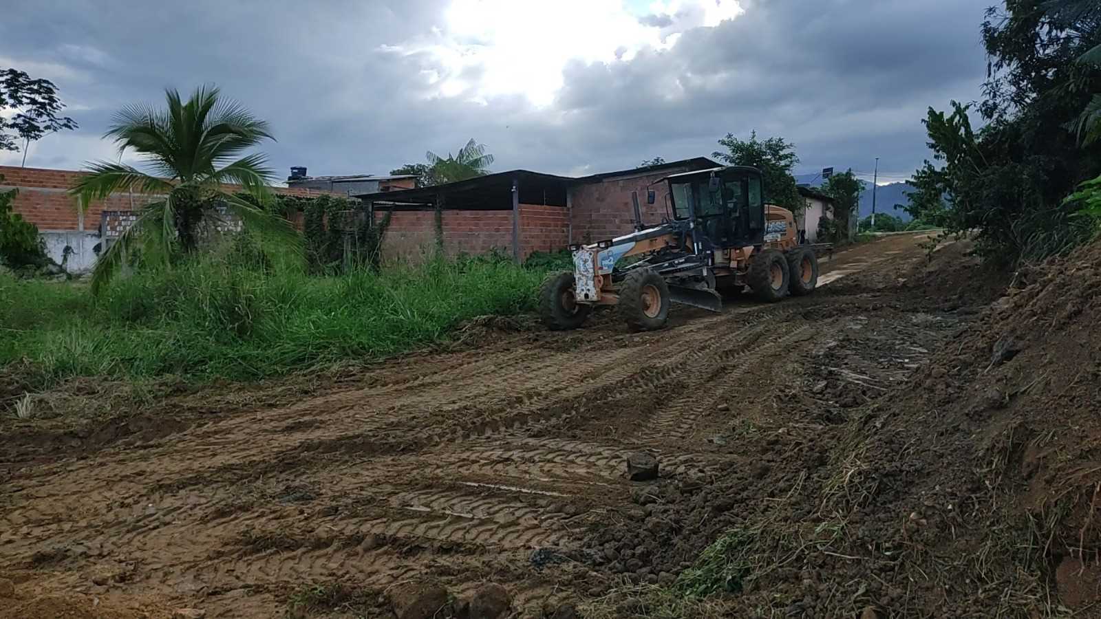 Camacã: Portelinhas de Camacã e São João do Panelinha recebem patrolamento e cascalho
